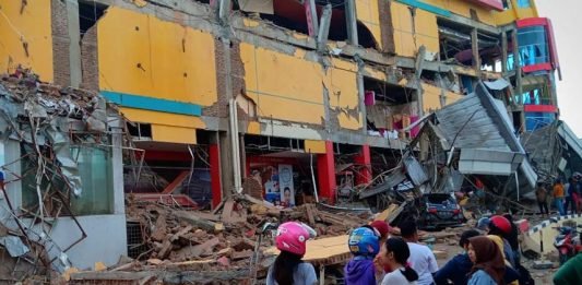 Van 832 muertos por sismo y Tsunami en Indonesia